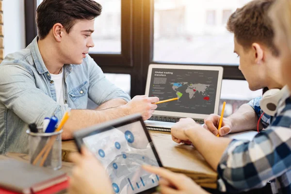 Estudiantes diligentes involucrados estudiando juntos — Foto de Stock