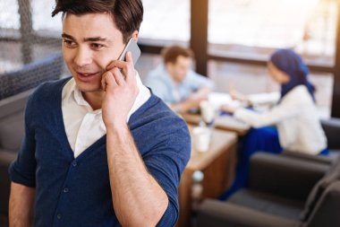 Smartphone üzerinde konuşan neşeli hoş adam