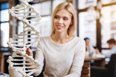 Güzel genç öğrenci eğitim Dna modeli gülümseyen