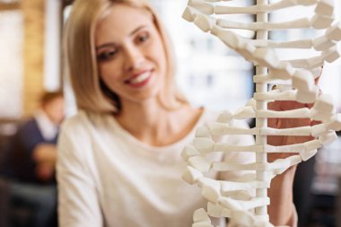 Neşeli gülümseyen öğrenci holdign Dna modeli