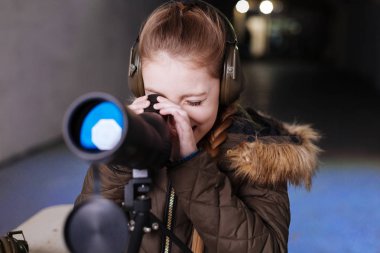 Kulaklıklar giyen güzel neşeli kız