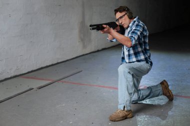 Acımasız yakışıklı adam onun hedefe arıyorsunuz