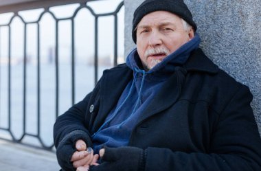 Doğruca kameraya bakan nazik adam portresi