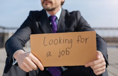 Genç adam kadar yakın bir iş arıyor