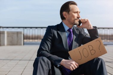 Profil fotoğrafı ciddi adam yan bakan