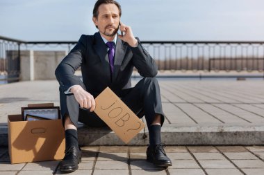 Yeni boş pozisyonlar için bekleyen işsiz adam