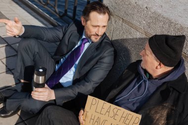 Ciddi sakallı genç adam termo Kupası holding