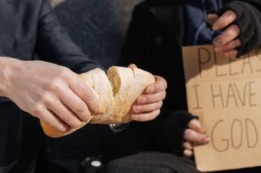İkiye bölünmüş taze somun ekmek yakın çekim