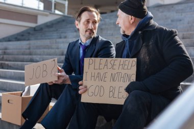 Yeni çalışma alanı'nı arayan karışık erkek kişi
