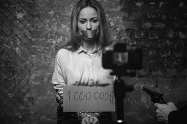 Çaresiz kurbanı fidye toplamı işaretiyle holding