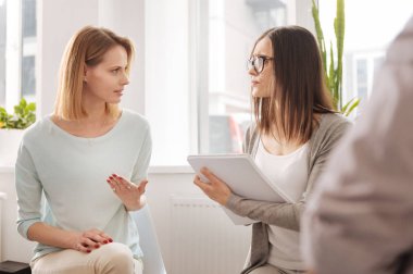 Yarı pozisyonda oturan nazik kadın