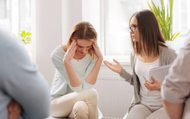 Kafasındaki koyarak eller üzgün