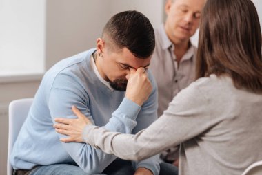 Ofis işçi koyarak parmaklar burun onun köprüsü üzerinde üzgün