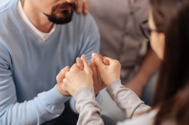 Erkek parmak dokunmadan eller yakın çekim