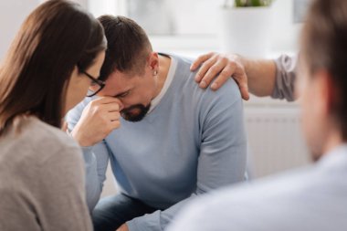 Hayal kırıklığına adam başını rükû