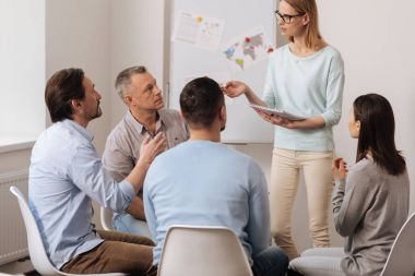 Aktif bir şey tartışırken işçilerin grup