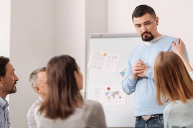 Özenli sakallı adam ortakları için dinleme