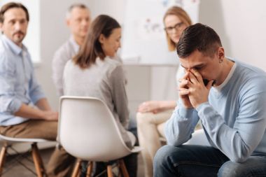 Onun hatalarını erkek düşünerek üzgün