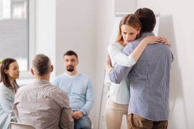 Üzgün erkek derin düşünceler içinde olmak