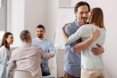 Mutlu arkadaşları grup toplantısında eğitim