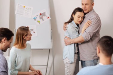 Onun iş arkadaşı yavru zayıf esmer