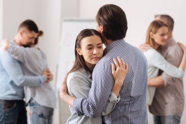 Onun iş arkadaşı sarılma ciddi esmer