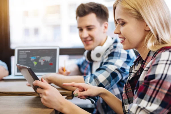 Agradable chica atractiva estudiando con su amigo — Foto de Stock