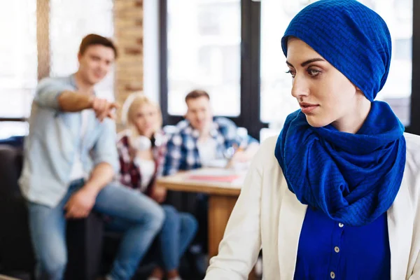 Groep studenten vernederende jonge moslimvrouw — Stockfoto