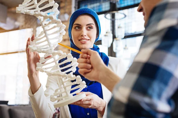 Estudiantes internacionales positivos estudiando el modelo de ADN — Foto de Stock