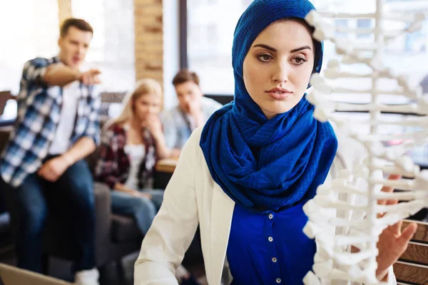 Intelligente donna musulmana che studia modello di DNA — Foto Stock