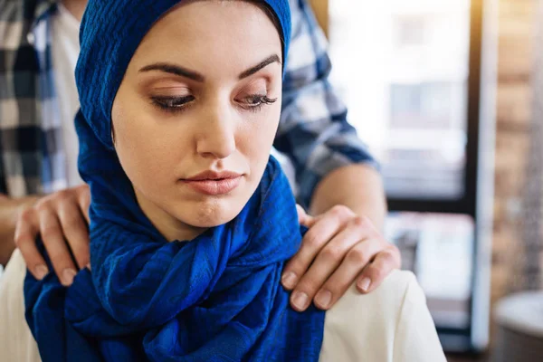 Muslimské ženy beign herrased zástupce jiné skupiny — Stock fotografie