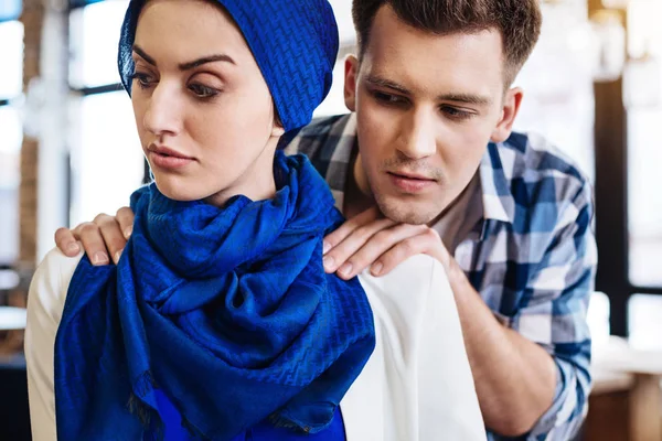 Attractive muslim woman experiencing humiliation from a man — Stock Photo, Image