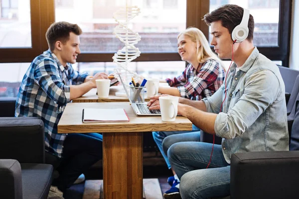 Estudiante concentrado estudiando con sus compañeros de grupo — Foto de Stock