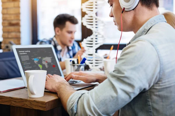 Trabalhador freelancer ocupado sentado à mesa — Fotografia de Stock