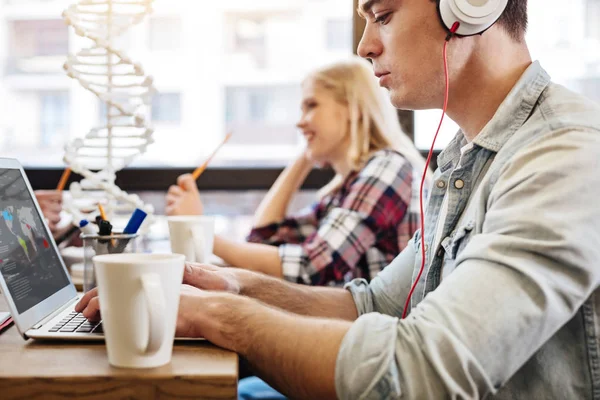 Estudiante serio haciendo su tarea en línea — Foto de Stock