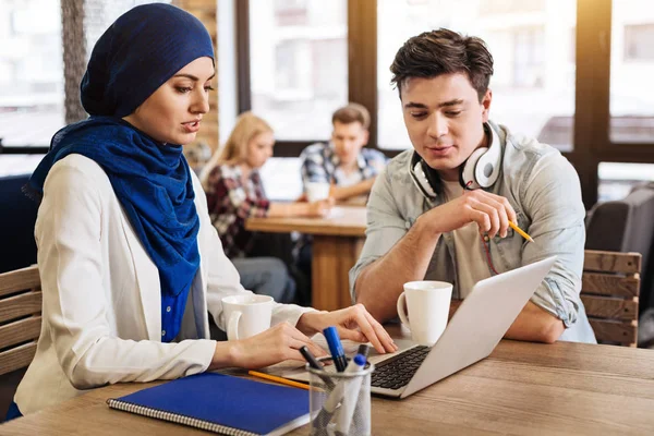 Étudiants internationaux préparant le projet — Photo