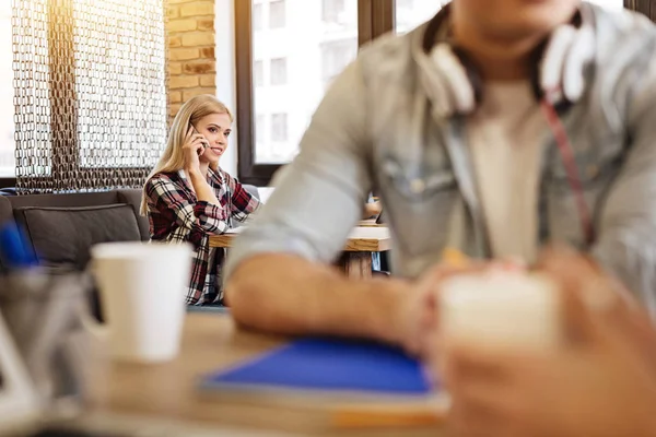 Mujer alegre sentada en el café — Foto de Stock