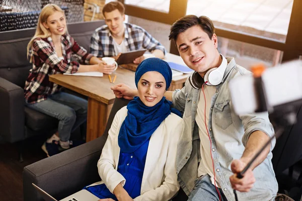 Allegro sorridente studenti internazionali fare selfie — Foto Stock