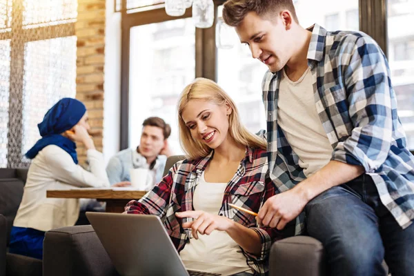 Positivos estudiantes encantados descansando en la cafetería — Foto de Stock