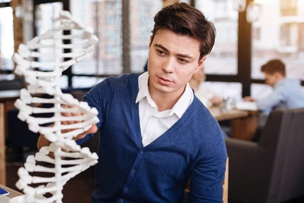 Estudiante de handsoem inteligente estudiando el modelo de ADN —  Fotos de Stock