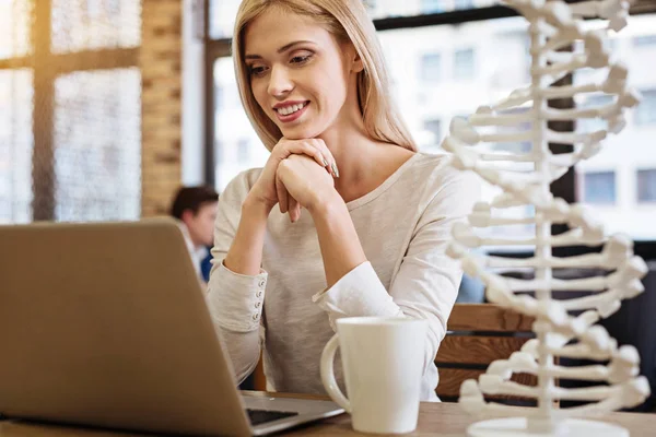 Jovencita alegre sentada en el café — Foto de Stock