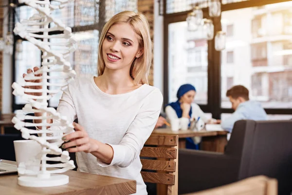 Pozitivní ženské student studuje Dna modelu — Stock fotografie