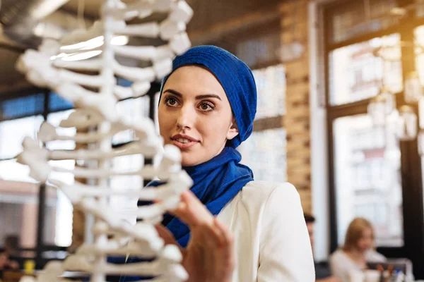 Mulher muçulmana curiosa alegre estudando genômica — Fotografia de Stock