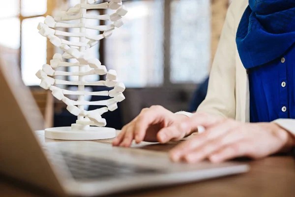 Estudiante agradable navegando por Internet — Foto de Stock