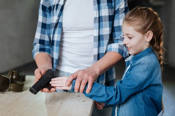 Bastante salida chica tomando un arma — Foto de Stock