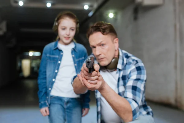 Bello bell'uomo che dirige una pistola verso il bersaglio — Foto Stock