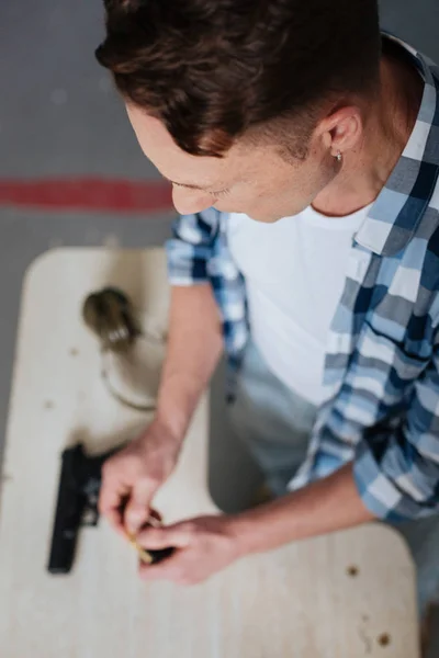 Top view of a man reloading his handgun — Stock Photo, Image