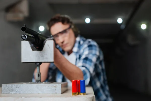 Tres balas de rifle de pie sobre la mesa — Foto de Stock