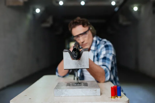 Sério atirador confiante apontando com um rifle — Fotografia de Stock