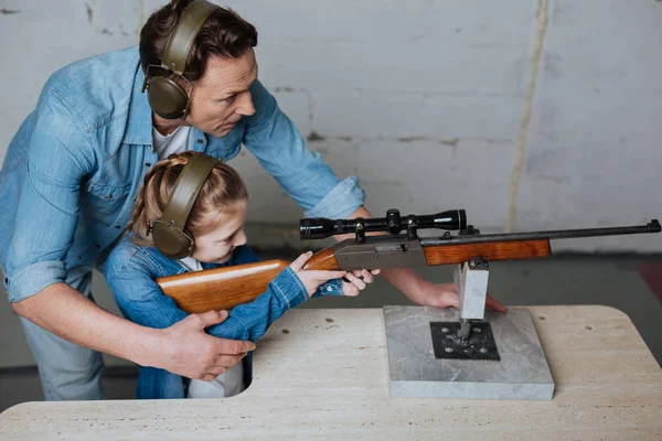 Simpatico uomo felice di avere una lezione con sua figlia — Foto Stock